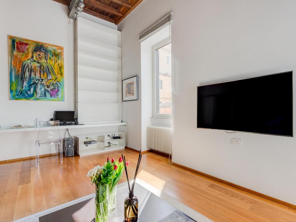 Televízia a/alebo spoločenská miestnosť v ubytovaní Loft in Trastevere