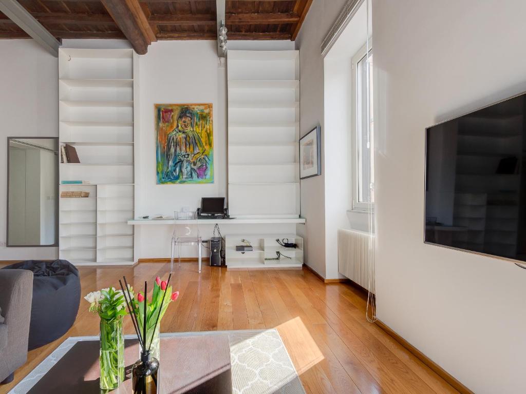 Televízia a/alebo spoločenská miestnosť v ubytovaní Loft in Trastevere