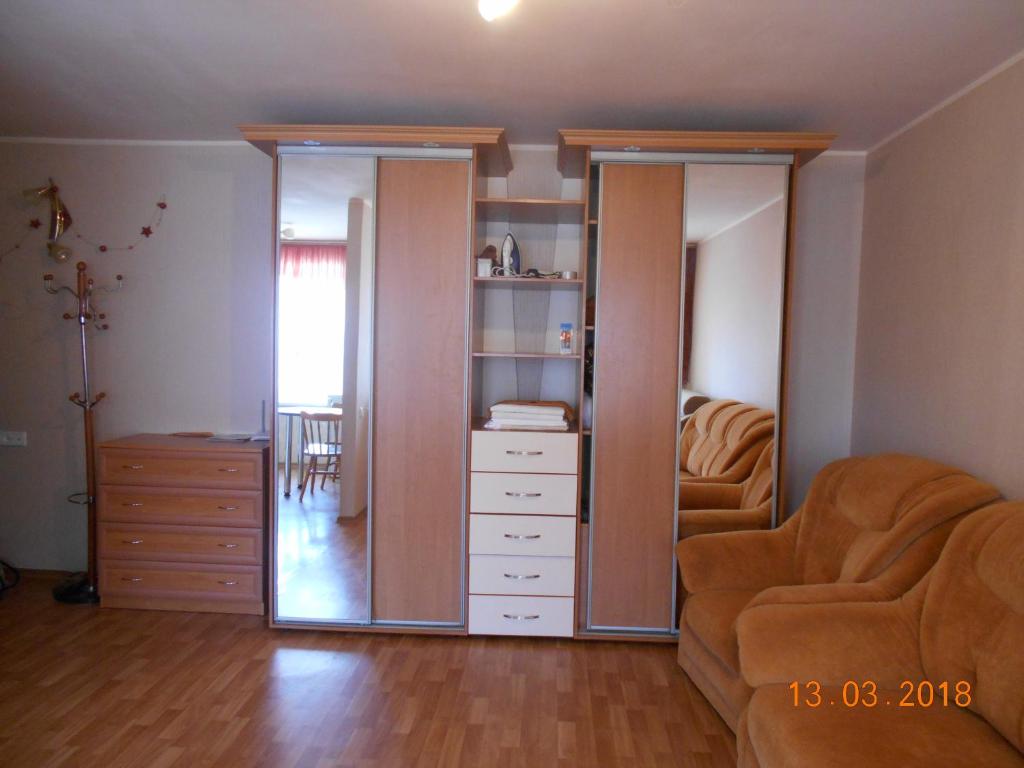 sala de estar con tocador y espejo en Apartment - Panasa Myrnoho 20, en Mýrhorod