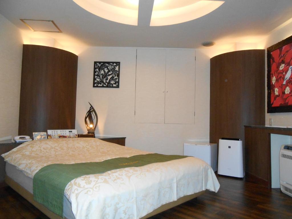 Hotel Regina في كاشيوا: غرفة نوم بسرير كبير وسقف