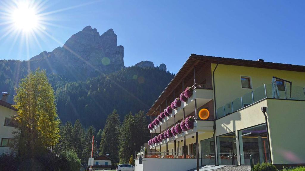 Nespecifikovaný výhled na hory nebo výhled na hory při pohledu z hotelu