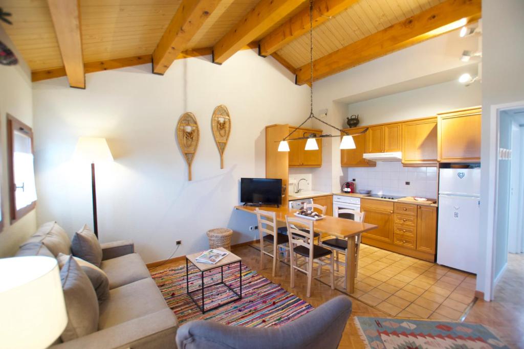 eine Küche und ein Wohnzimmer mit einem Sofa und einem Tisch in der Unterkunft Apartamento Els Vinyals in Estavar