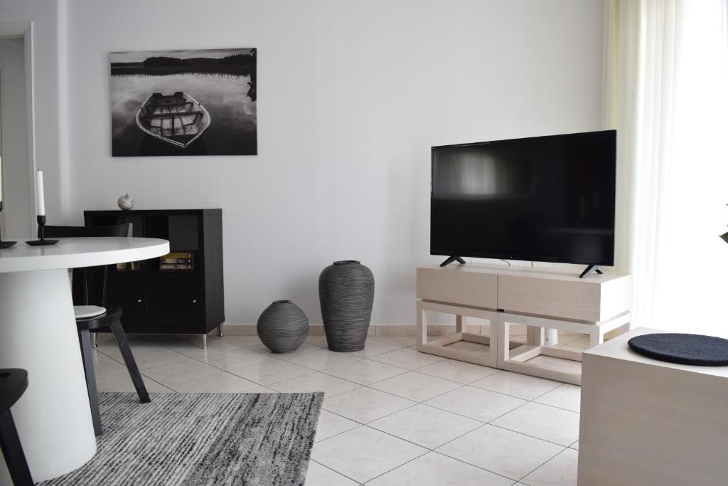 TV a/nebo společenská místnost v ubytování Poseidon by Heloni Apartments