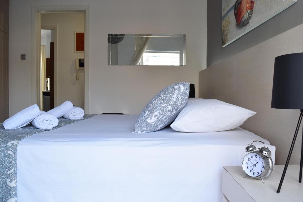 Postel nebo postele na pokoji v ubytování Poseidon by Heloni Apartments