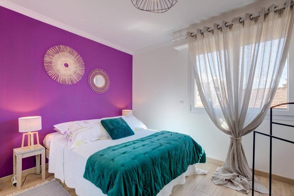 Cama ou camas em um quarto em Friendly &amp; designed apartment in the Golden square