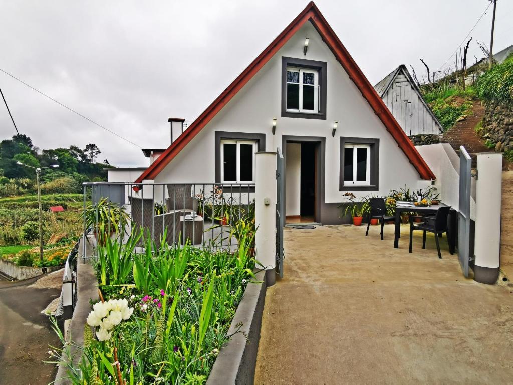 uma pequena casa branca com um telhado vermelho em Casa Típica de Santana – Casa do Avô em Santana