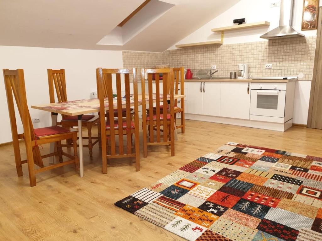 Lenz Apartment Predeal في بريدال: مطبخ وغرفة طعام مع طاولة وكراسي