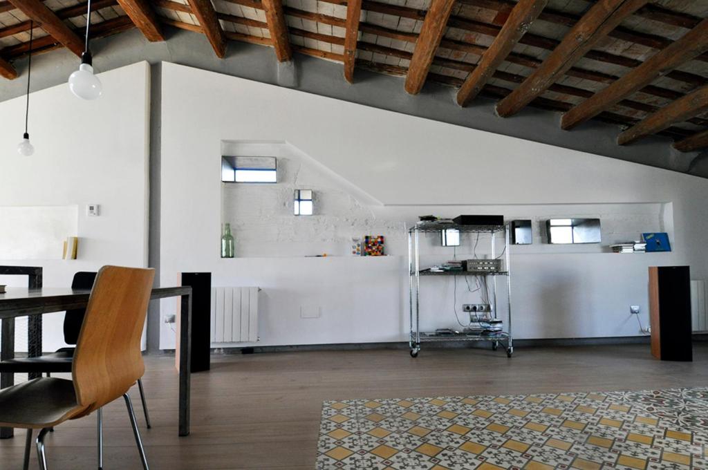 een woonkamer met een tafel en stoelen in een kamer bij apartamento en el centro in Vilanova i la Geltrú