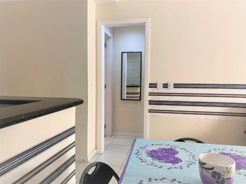 アハイアウ・ド・カボにあるRental Home Maralto Prainhaのテーブルと鏡付きの部屋