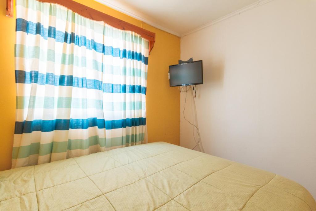 Televiisor ja/või meelelahutuskeskus majutusasutuses Hostal El Descanso