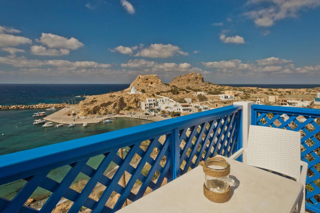 uma varanda com vista para o oceano em Alkioni Hotel em Foiníkion