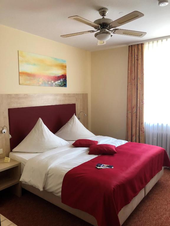 Postel nebo postele na pokoji v ubytování City Partner Hotel Holländer Hof