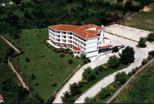 un gran edificio blanco con techo rojo en King Alexander, en Florina