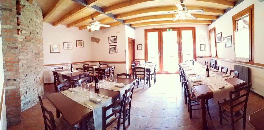 A restaurant or other place to eat at Agriturismo le Colonie