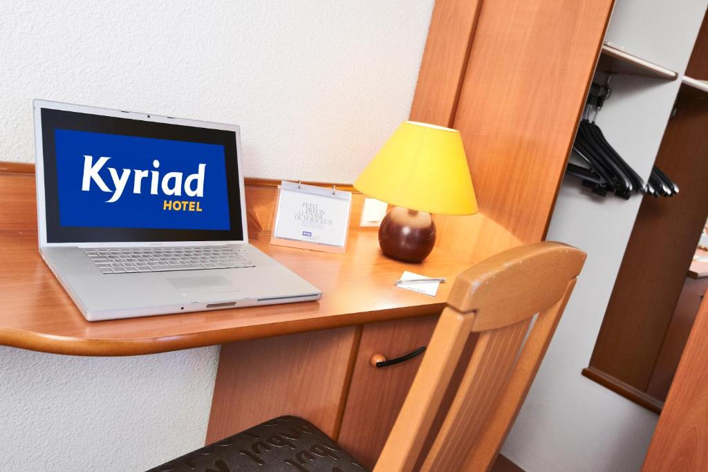 TV a/nebo společenská místnost v ubytování Kyriad Toulon Est Hyeres La Garde