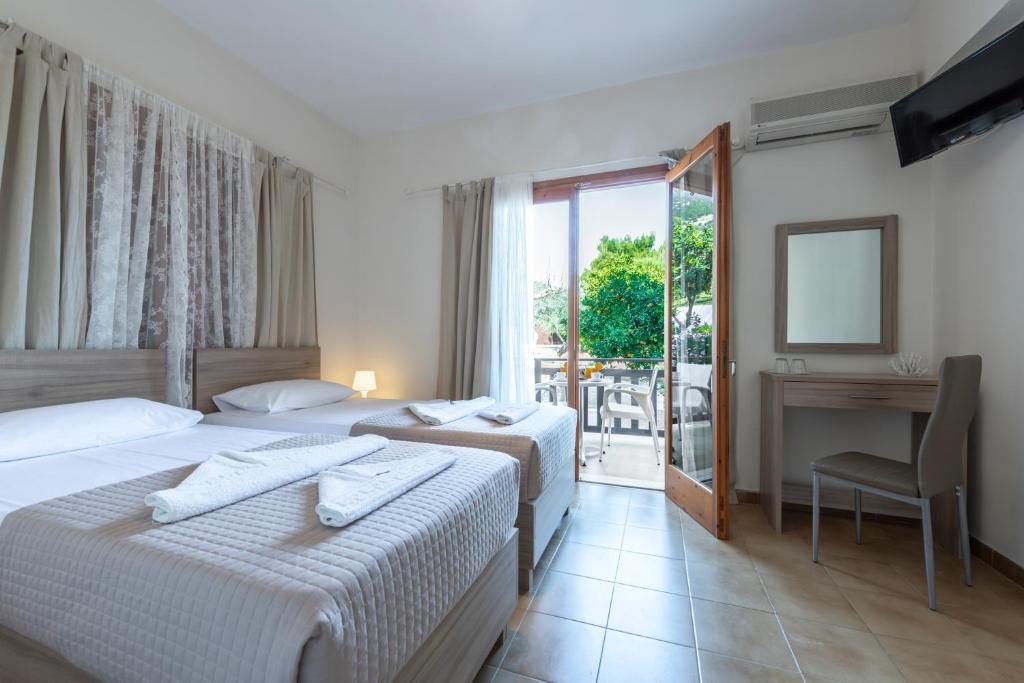 Łóżko lub łóżka w pokoju w obiekcie Maria Apartments Studios Epidavros