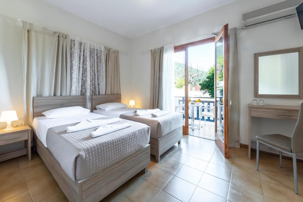 Pokój hotelowy z 2 łóżkami i balkonem w obiekcie Maria Apartments Studios Epidavros w mieście Epidauros