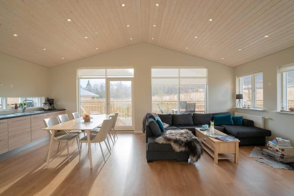 un soggiorno con un divano e un tavolo di Hotel Kjarnalundur- Aurora Dream - Lodges and Rooms ad Akureyri