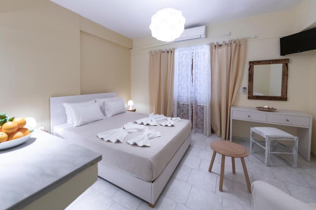 Łóżko lub łóżka w pokoju w obiekcie Maria Apartments Studios Epidavros