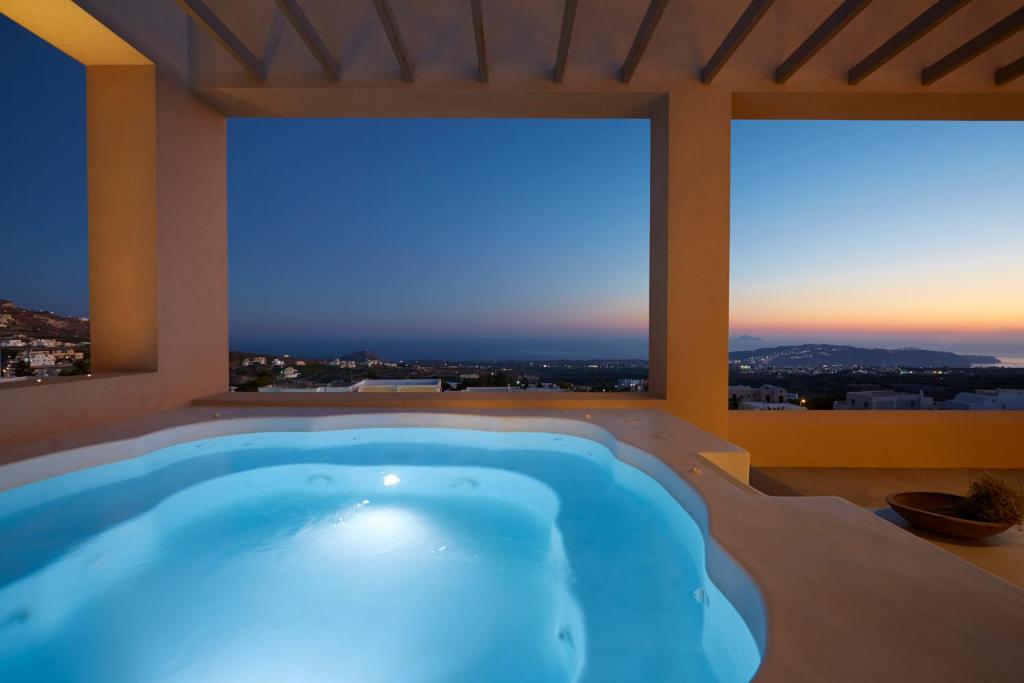 una vasca idromassaggio in una casa con vista di Villa Ioulia a Pyrgos