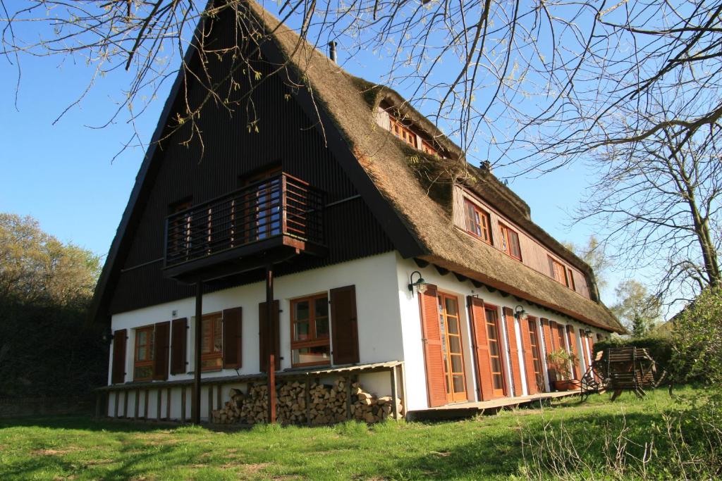 uma casa de palha com telhado de palha em Der Fuchsbau em Meesiger