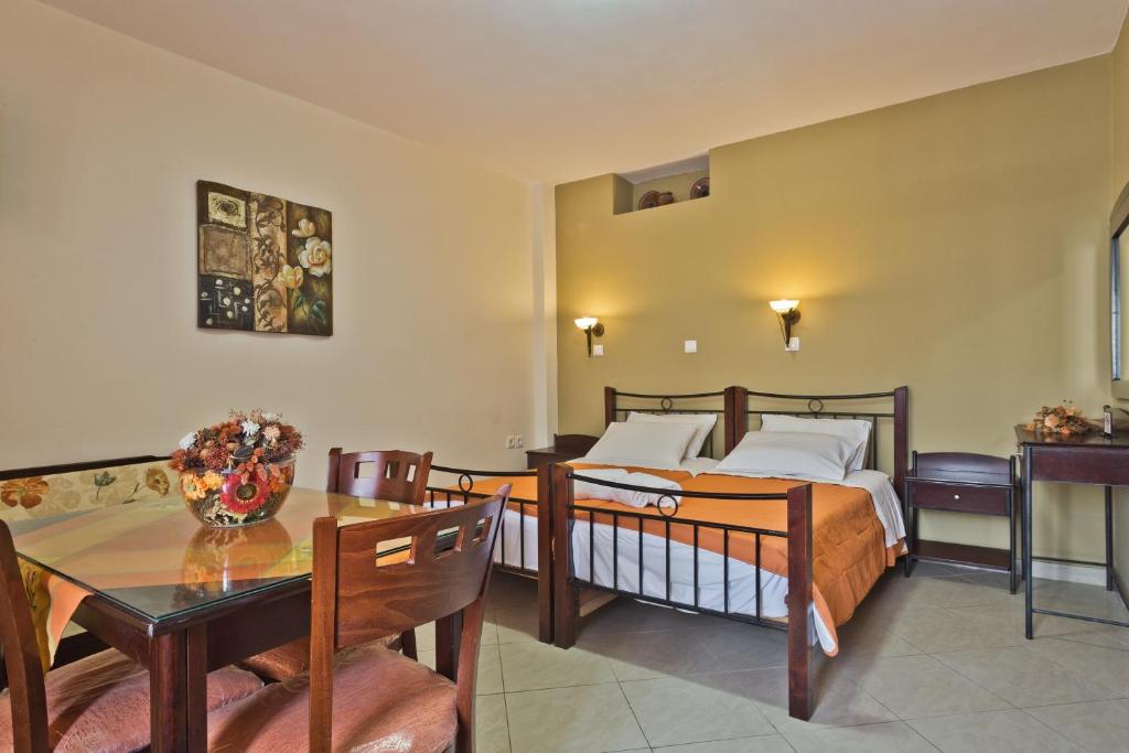 Postel nebo postele na pokoji v ubytování Alkioni Hotel