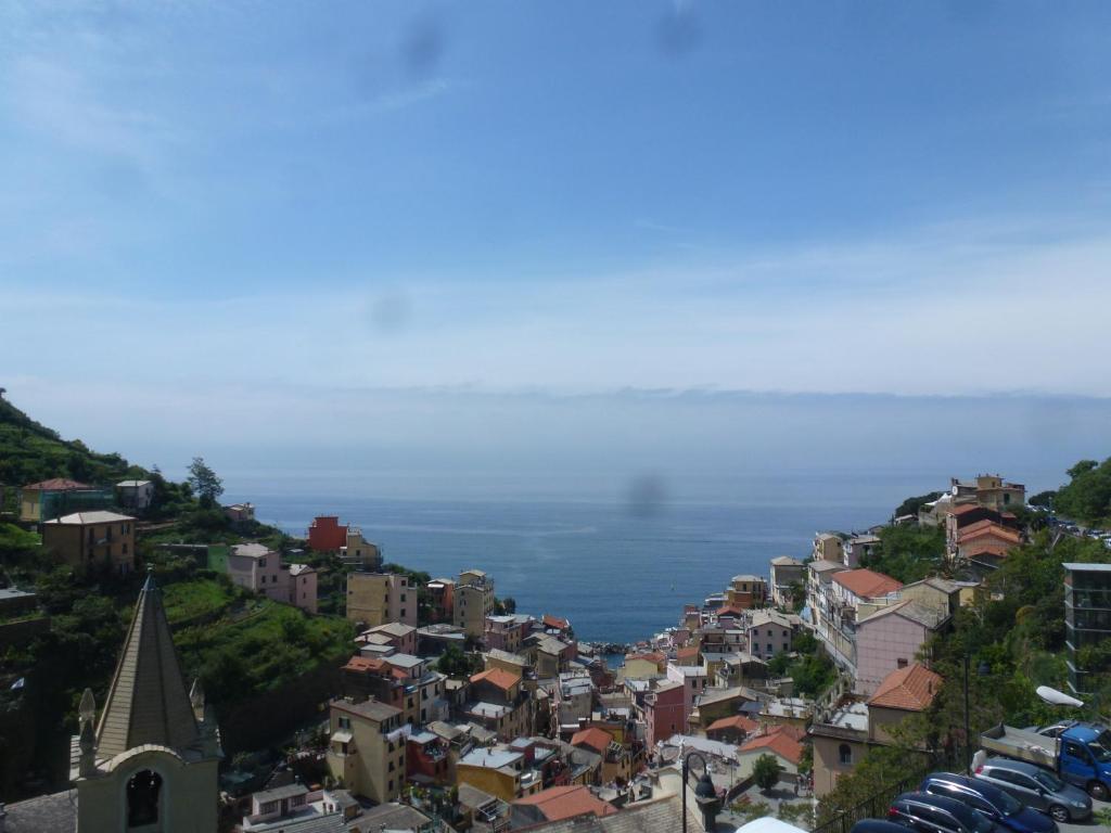une ville sur une colline avec l'océan en arrière-plan dans l'établissement Riomaggiore SeaView, à Riomaggiore