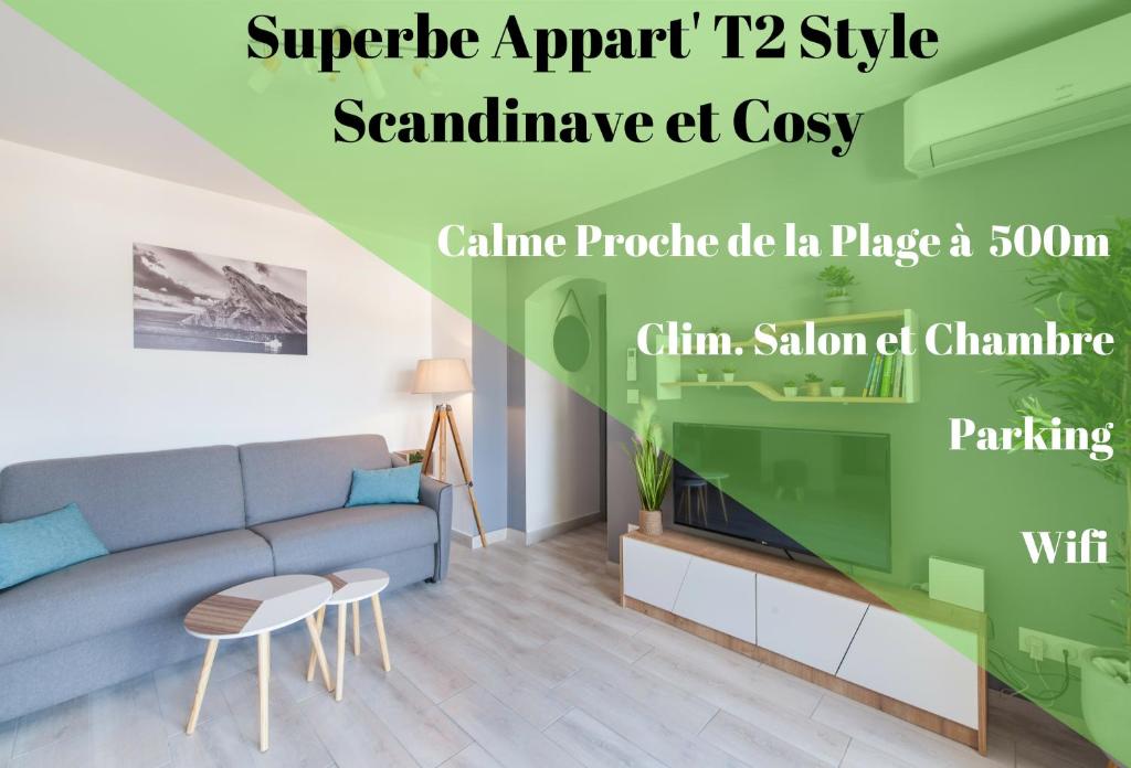 een woonkamer met een bank en een open haard bij Apartment T2 Confort - Calme - Proche plage in La Ciotat