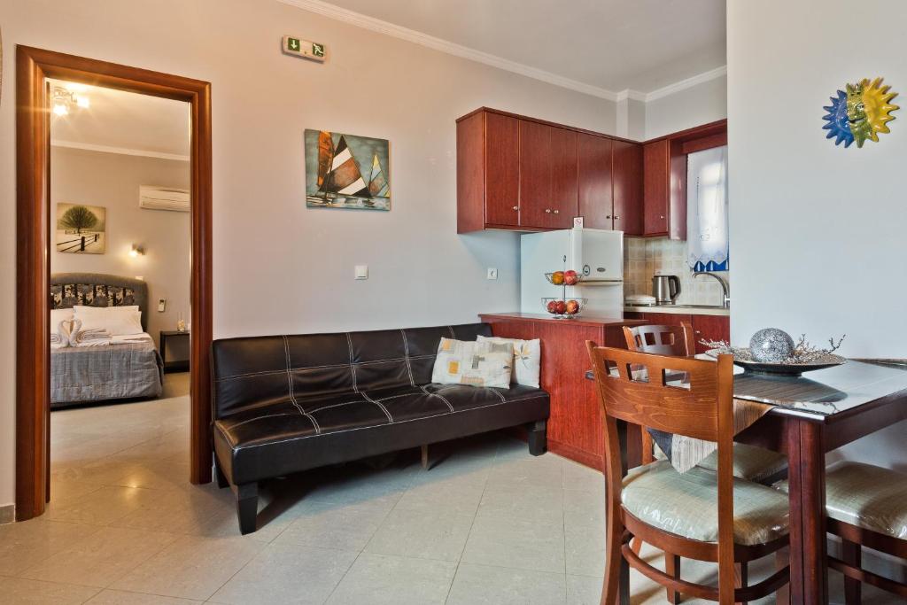 Kuchyň nebo kuchyňský kout v ubytování Alkioni Hotel
