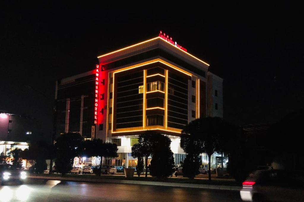فندق الجواهري في أربيل: مبنى عليه انارة حمراء في الليل