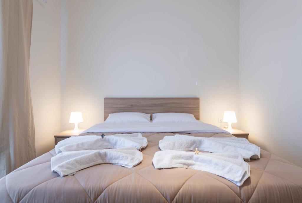 Łóżko lub łóżka w pokoju w obiekcie Maria Apartments Studios Epidavros