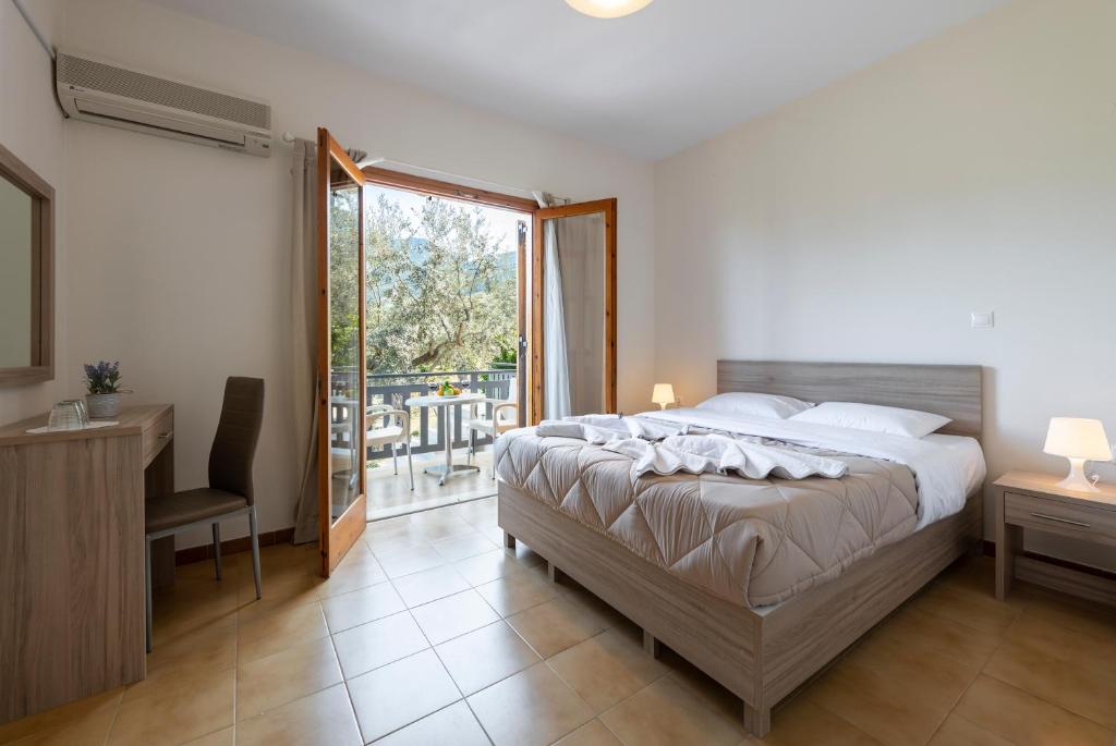 Łóżko lub łóżka w pokoju w obiekcie Maria Apartments Studios Epidavros