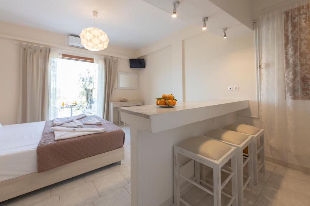 Łóżko lub łóżka w pokoju w obiekcie Maria Apartments Studios Epidavros