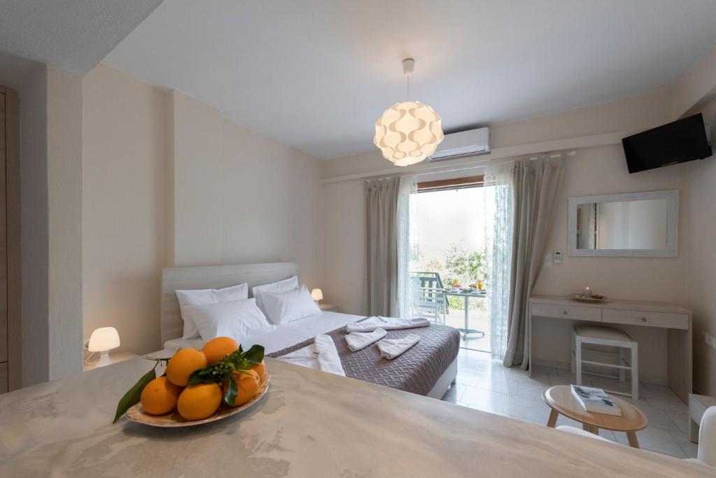 Łóżko lub łóżka w pokoju w obiekcie Maria Apartments Studios Epidavros