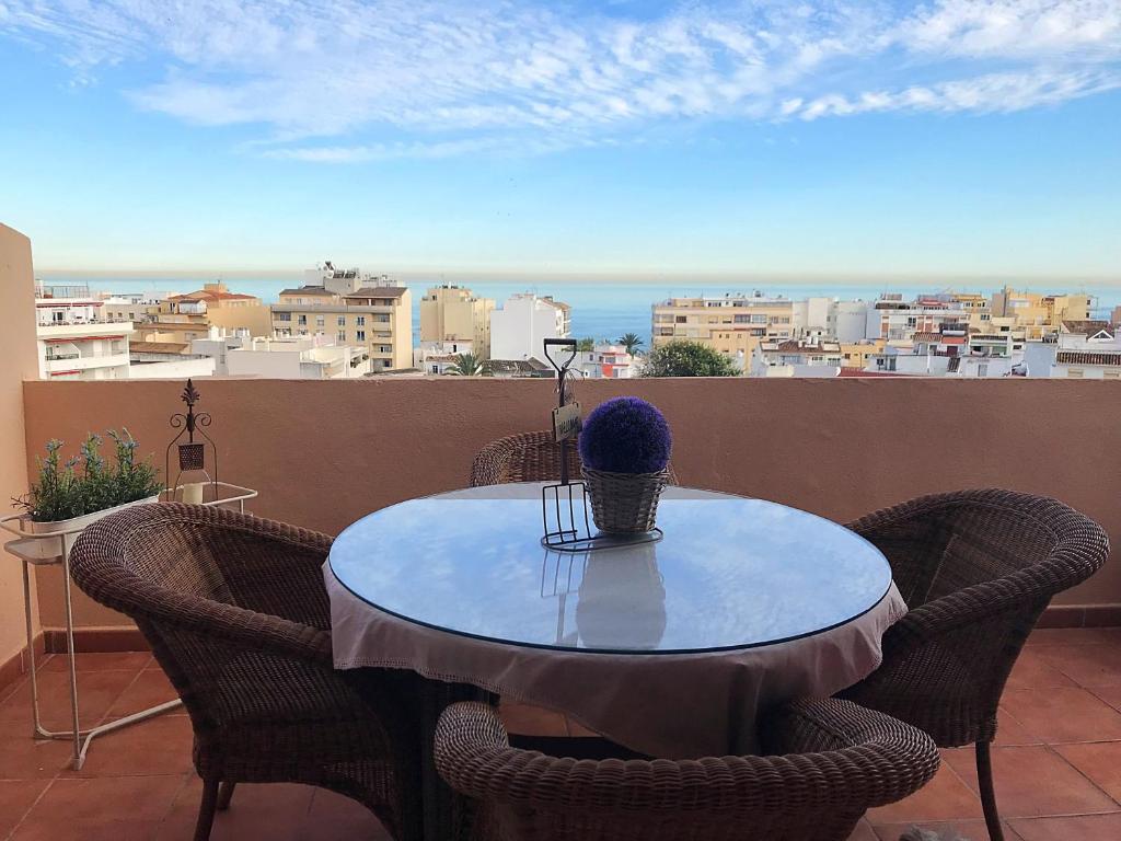 einen Tisch auf einem Balkon mit Stadtblick in der Unterkunft Sub-ático con parking en el centro de Estepona in Estepona