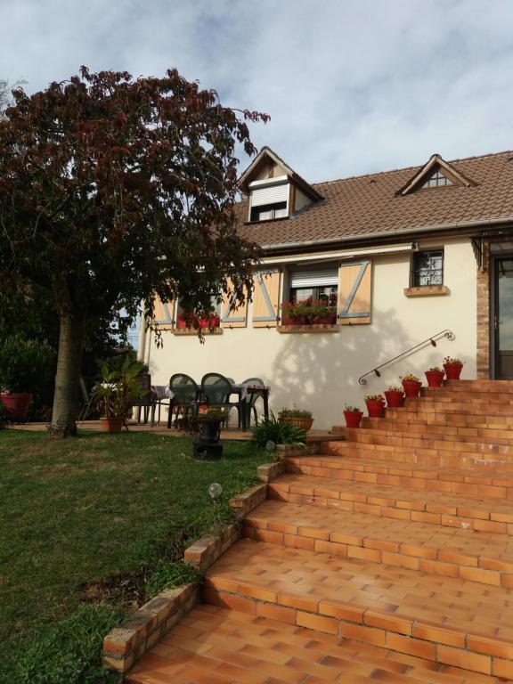 una casa con una escalera de ladrillo en el patio en Le Petit Château, en Saint-Martin-Saint-Firmin