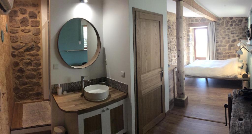 Postel nebo postele na pokoji v ubytování Grange De Sagne maison et table d hôtes avec dîner sur réservation
