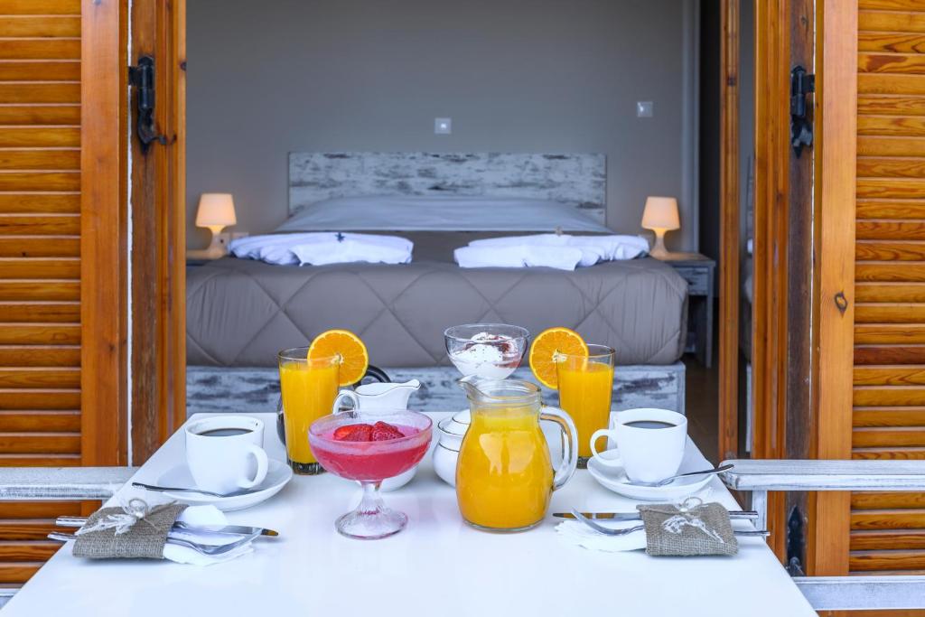 Łóżko lub łóżka w pokoju w obiekcie Maria Apartments Studios Epidavros