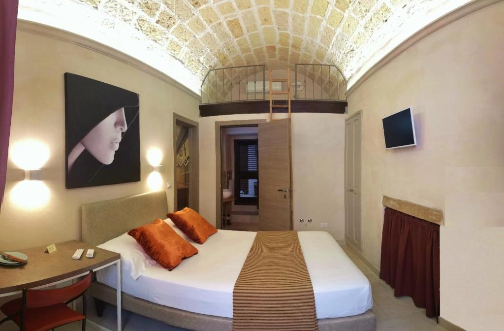 ガラティーナにあるDi Volta in Volta - Affitti breviの天井のあるベッドルーム1室(ベッド1台付)