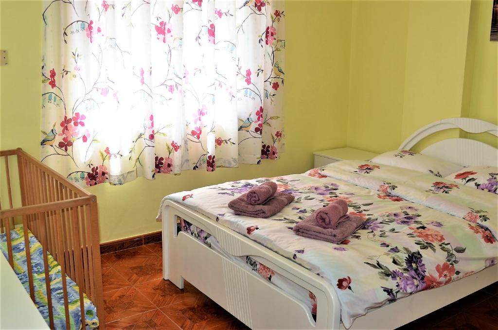 - une petite chambre avec un lit et des serviettes dans l'établissement LIRA, à Larnaka