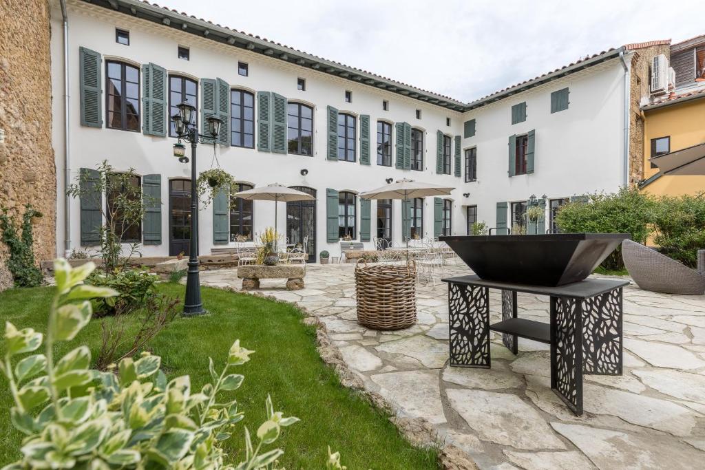 a courtyard with a fountain in front of a building at Le Logis d'Augustin in Mont-de-Marsan