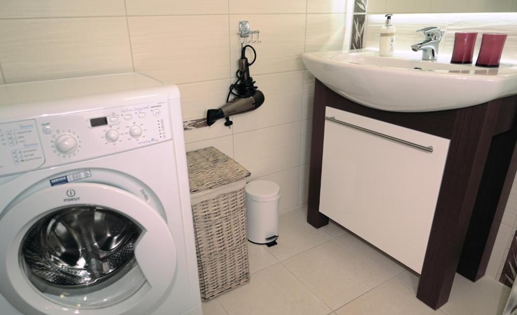 コウォブジェクにあるApartament Zielone Tarasy 9Cのバスルーム(洗濯機、シンク付)