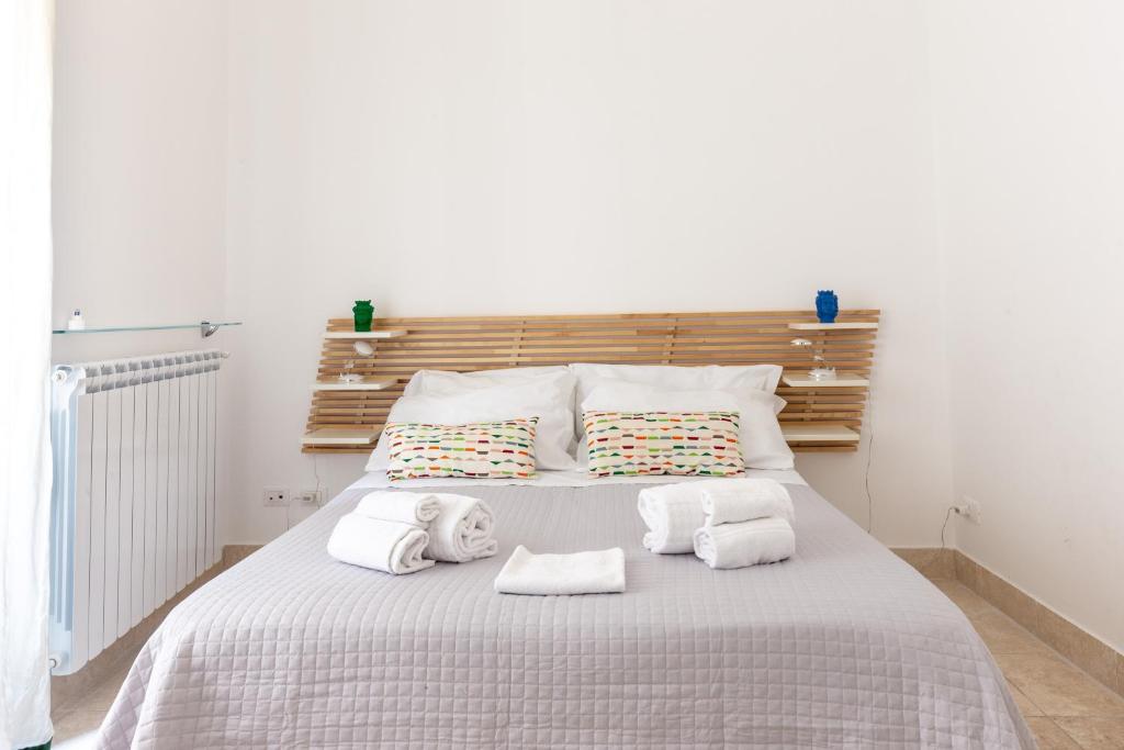 A bed or beds in a room at Sant'Agostino Apartment by DomuSicily