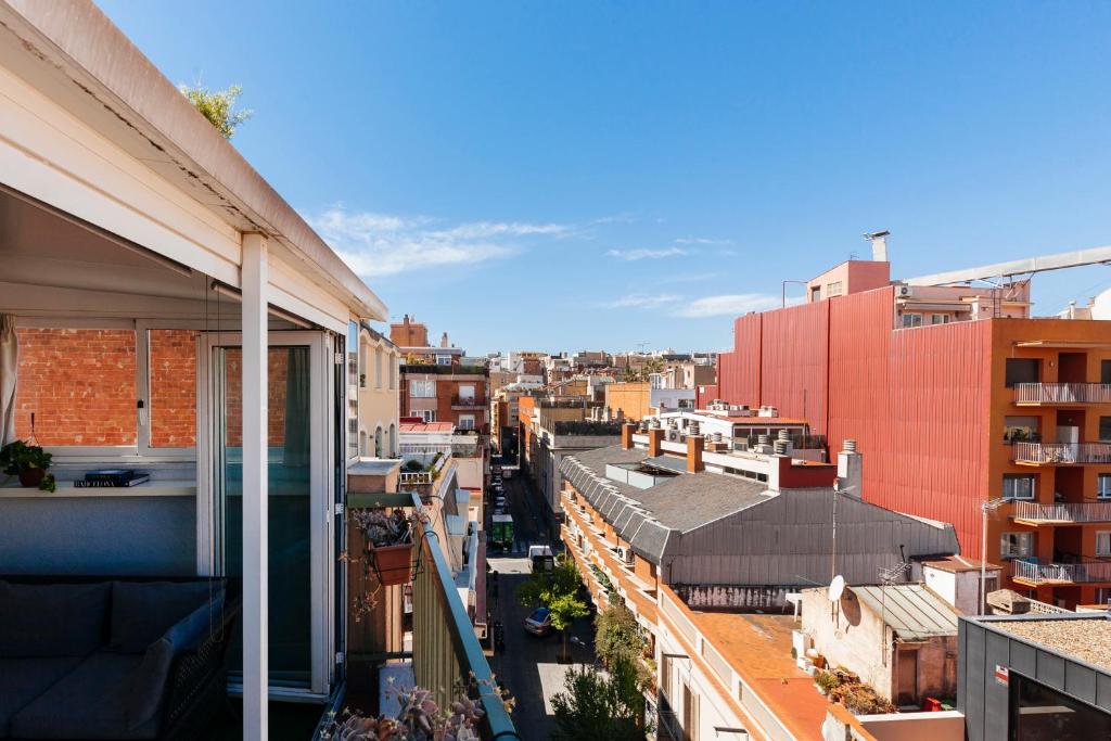 バルセロナにあるPenthouse Apartmentの建物のバルコニーから市街の景色を望めます。