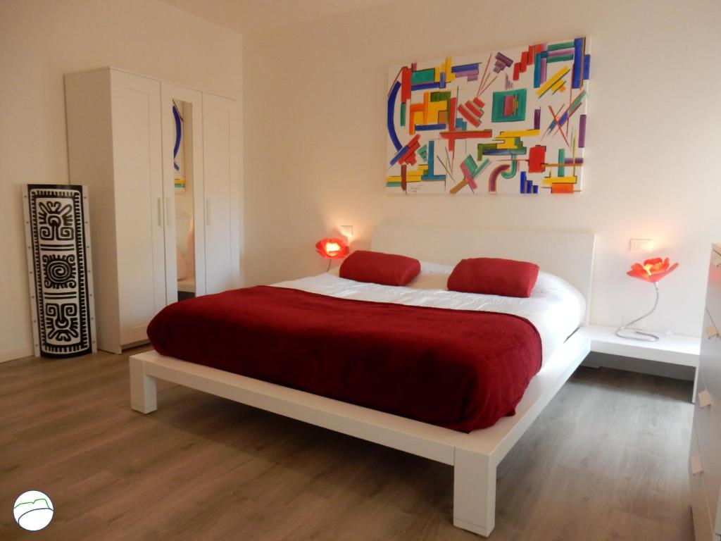 ein Schlafzimmer mit einem Bett und einem Wandgemälde in der Unterkunft Casa Beatrice Garda in Garda