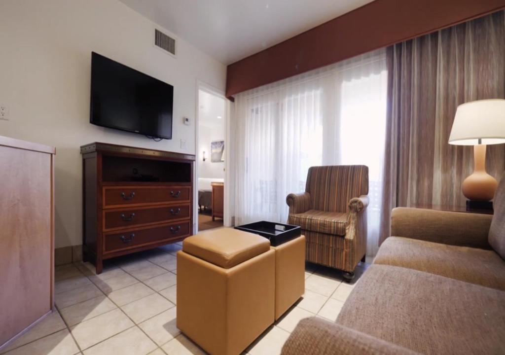 TV a/nebo společenská místnost v ubytování Los Abrigados Resort and Spa