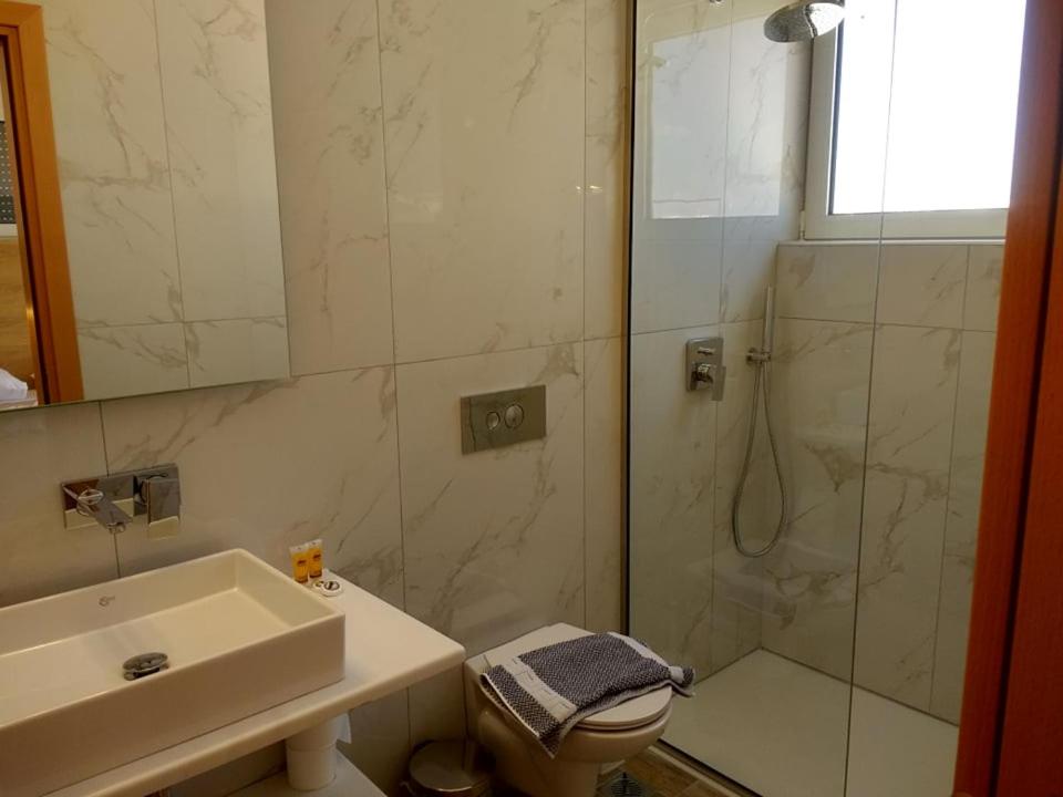 Koupelna v ubytování International Hotel