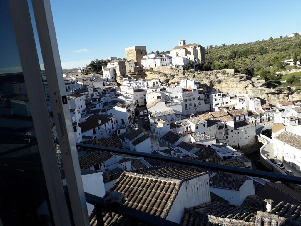 Widok na miasto Setenil z tego domu wakacyjnego