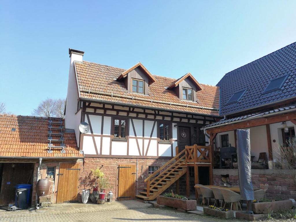 ein Haus mit Sonnenkollektoren auf dem Dach in der Unterkunft Ferienhaus Annabell in Weisbach