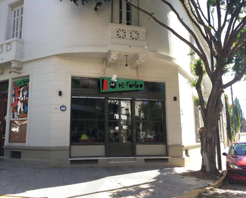 una tienda con un cartel en un lado de un edificio en Bar de Fondo Suites en Buenos Aires